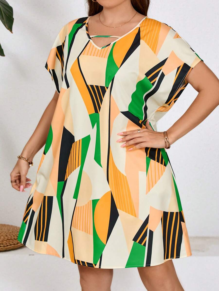 SHEIN LUNE 大尺碼V領夏季短袖連衣裙，全印花設計 - 彩色 - 查看 1