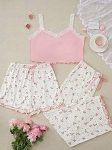 Conjunto de pijama cómodo de talla grande (3 piezas) con top tipo camiseta de encaje parche, pantalones cortos con estampado floral y pantalones