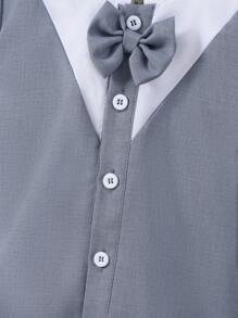 Nueva llegada de primavera y verano para niño: una camisa de manga corta elegante, limpia y bonita con un pequeño cuello en pie y diseño de choque de color. Se abre con botones y viene con una corbata de moño que se puede combinar con un traje. Los pantalones cortos tienen una cintura elástica y un dobladillo plegado. - Azul - Ver 4