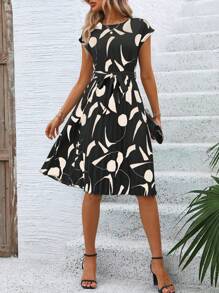 EMERY ROSE Vestido veraniego con cuello redondo y cinturón con patrón impreso en toda la prenda - Negro - Ver 6