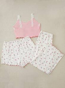 Conjunto de pijama cómodo de talla grande (3 piezas) con top tipo camiseta de encaje parche, pantalones cortos con estampado floral y pantalones