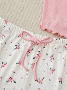 Conjunto de pijama cómodo de talla grande (3 piezas) con top tipo camiseta de encaje parche, pantalones cortos con estampado floral y pantalones