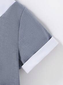 Nueva llegada de primavera y verano para niño: una camisa de manga corta elegante, limpia y bonita con un pequeño cuello en pie y diseño de choque de color. Se abre con botones y viene con una corbata de moño que se puede combinar con un traje. Los pantalones cortos tienen una cintura elástica y un dobladillo plegado. - Azul - Ver 7