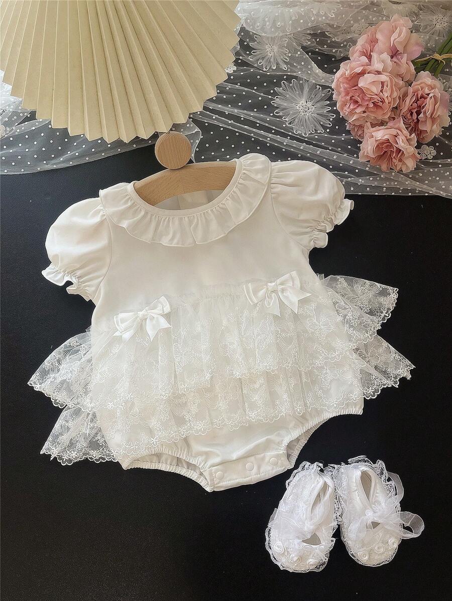 ชุดบอดี้สูทสีขาวสำหรับเด็กผู้หญิงพร้อมโบว์คู่ งานเย็บปะติดปะต่อ แต่งระบายที่คอกลมและแขนพัฟสั้น - สีขาว - ดู 1