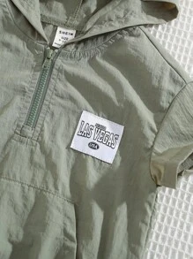 SHEIN Set da 2 pezzi per bambini maschi composto da felpa con cappuccio e patch decorativi e pantaloncini in colore unito