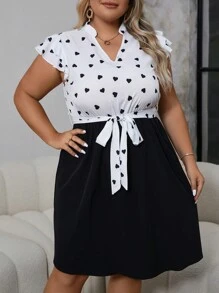 SHEIN Clasi Cộng với kích thước in hình trái tim nối váy tay ngắn xòe có dây buộc eo - Đen và trắng - Xem 1