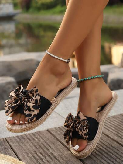 Ciabatte da donna con stampa leopardata e fiocco, scarpe casual piatte con punta aperta e slip-on, sandali ciabatta di moda per il San Valentino