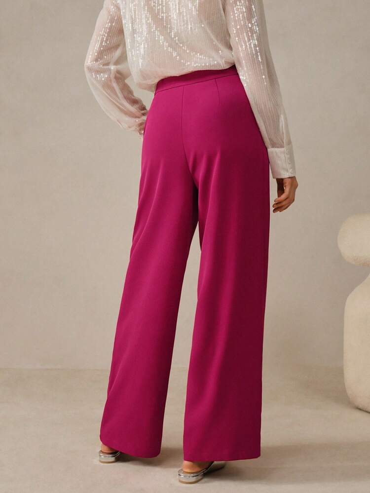 Calças Femininas em Tecido Plissado com Pernas Retas na Cor Rosa com Detalhes de Emenda, Cinto e Cintura Elástica Casual
