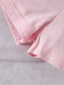 Conjunto de camiseta de manga corta con cuello redondo con aplicaciones florales y shorts para bebé niña - Rosa - Ver 8
