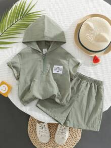 SHEIN Set da 2 pezzi per bambini maschi composto da felpa con cappuccio e patch decorativi e pantaloncini in colore unito