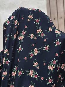 SHEIN VCAY Wakacyjny kombinezon plus size z drobnym kwiatowym nadrukiem, dekoltem w kształcie serca, marszczoną talią