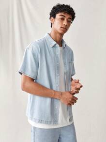 Manfinity Hypemode مجموعة قميص جينز بأكمام قصيرة وشورت لون أزرق فاتح للرجال