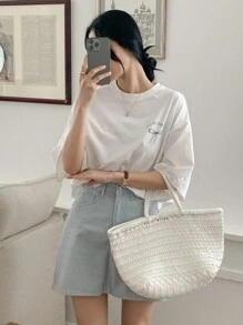 DAZY 女士蝴蝶结细节蝴蝶结字母印花圆领落肩夏季 T 恤可爱上衣超大 T 恤，教师服装 - 白色 - 查看 2