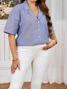 SHEIN Frenchy قميص مخطط بأكمام قصيرة وياقة بتباين مناسب للنساء ذوات المقاسات الكبيرة للربيع / الصيف - ازرق وابيض - مشاهدة 4