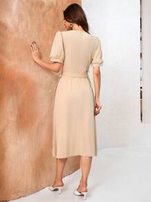 Aveloria Elegantes und vielseitiges, mit einem Gürtel verziertes Wickelkleid mit asymmetrischem Designsaum und kurzen Ärmeln mit Falten, langes Damenkleid