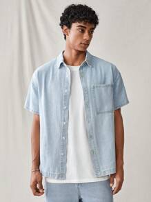 Manfinity Hypemode مجموعة قميص جينز بأكمام قصيرة وشورت لون أزرق فاتح للرجال