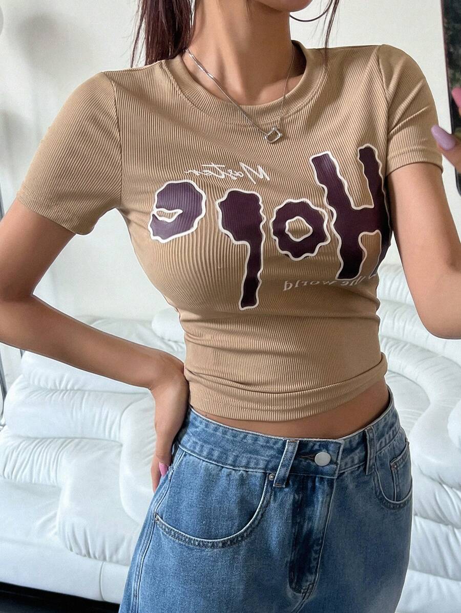 DAZY 女式休閒修身夏季短袖T恤，印有字母圖案，圓領設計 - 卡其色 - 查看 1