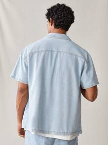 Manfinity Hypemode مجموعة قميص جينز بأكمام قصيرة وشورت لون أزرق فاتح للرجال