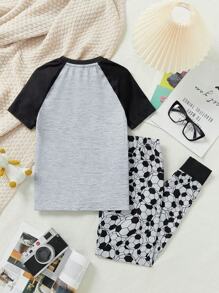 SHEIN Conjunto de pijama tejido de manga raglán corta y pantalones largos ajustados con patrón fútbol para niño preadolescente - Multicolor - Ver 2