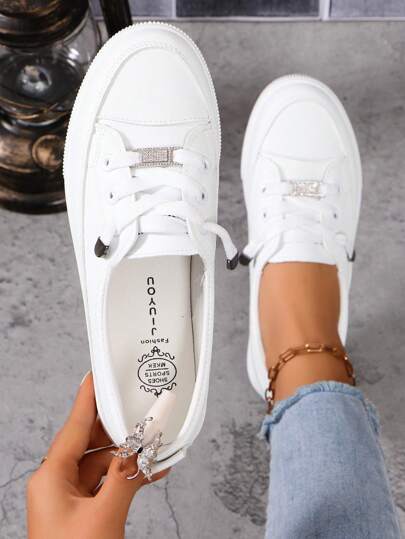 Vita klassiska, mångsidiga, rund tå, slip-on, casual, snörning, mjuka, bekväma, platta utomhussportssneakers för casual bruk. Enkel ovandel, släta linjer, överlag rena och prydliga. Lämpliga för vår, sommar, höst, dagliga utflykter, campus, helgdagar, gatumodematchning.