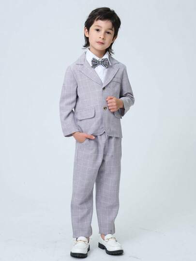 Costume deux pièces pour jeune garçon de type gentleman. Comprend une veste blazer grise à carreaux avec col cranté et un pantalon casual gris à carreaux. Mode, convient pour les anniversaires, soirées, représentations, mariages, baptêmes, premiers anniversaires.