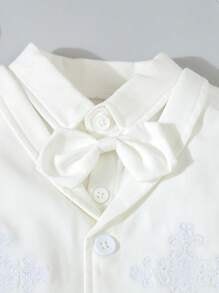 SHEIN 4 件套男婴洗礼套装，包括白色长袖衬衫（带领结）、花卉刺绣背心、裤子和帽子，是送给婚礼花童的礼物 - 白色 - 查看 8