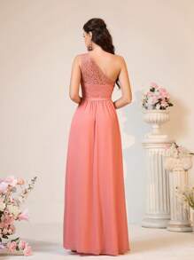 SHEIN Belle Vestido elegante y romántico para mujer con tela suave y amigable con la piel de gasa de encaje delicado color rosa camarón. Cuenta con un solo hombro y una banda en la cintura con hebilla decorativa. Estilo de vestido de corte 'A' con pliegues en la cintura y una abertura alta en la falda. Perfecto para damas de honor. - Naranja - Ver 3