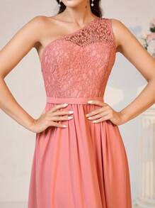 SHEIN Belle Vestido elegante y romántico para mujer con tela suave y amigable con la piel de gasa de encaje delicado color rosa camarón. Cuenta con un solo hombro y una banda en la cintura con hebilla decorativa. Estilo de vestido de corte 'A' con pliegues en la cintura y una abertura alta en la falda. Perfecto para damas de honor. - Naranja - Ver 2