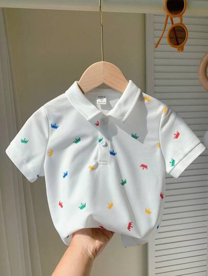SHEIN LMoss Kids 1 件 Tween Boy 休闲大学皇冠印花短袖 Polo 衫，舒适百搭，适合户外玩耍和上学，适合春夏季