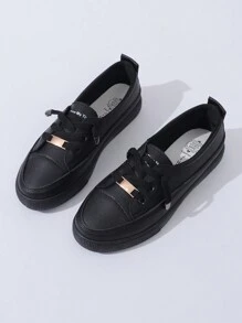 Giày thể thao đế bằng, đế tròn, cổ điển, màu đen, đa năng, buộc dây, mềm mại, thoải mái, dễ chịu khi hoạt động ngoài trời. Thân giày đơn giản, đường nét mượt mà, tổng thể gọn gàng, sạch sẽ. Phù hợp cho mùa xuân, hè, thu, đi chơi hàng ngày, đi học, lễ hội, phối đồ đường phố. - màu đen - Xem 5