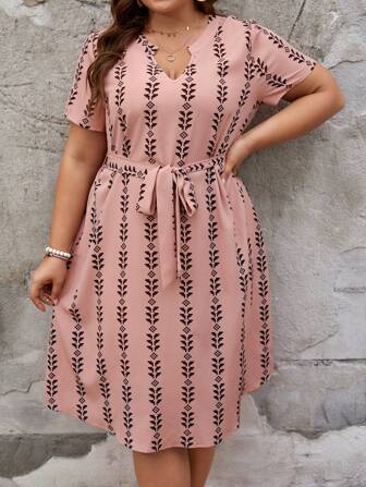 SHEIN LUNE Robe d"été décontractée pour femmes de grande taille à imprimé géométrique, col en V encoché et manches courtes