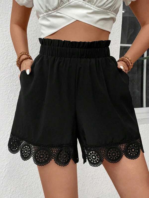 Breezaya Shorts cómodos para mujer con cintura elástica y detalle de encaje en contraste en el dobladillo