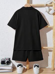 SHEIN Bộ đồ hai mảnh áo thun polo tay ngắn dệt kim cổ bẻ thoải mái rộng rãi cho bé trai tuổi mới lớn và quần short - màu đen - Xem 2