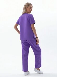 TaskEZ Scrubs 男女通用磨砂套装 女士 V 领短袖上衣和抽绳腰裤 磨砂套装 - 紫色 - 查看 2