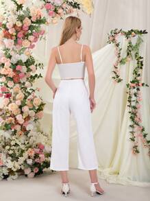 Conjunto de dos piezas para mujeres con estilo simple en unicolor con decoración en 3D en la correa de la parte superior y pantalones.