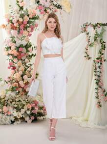 Conjunto de dos piezas para mujeres con estilo simple en unicolor con decoración en 3D en la correa de la parte superior y pantalones.