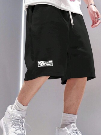 Manfinity Hypemode Männer Übergröße Sommer lockere Passform lässige Shorts mit Buchstaben Muster und Kordelzug Taillenbund