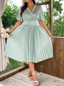 SHEIN Clasi Abito casual con taglie extra grandi di colore solido e scollo a V con orlo plissettato e stringimento in vita per le festività - Menta Verde - Visualizzare 1
