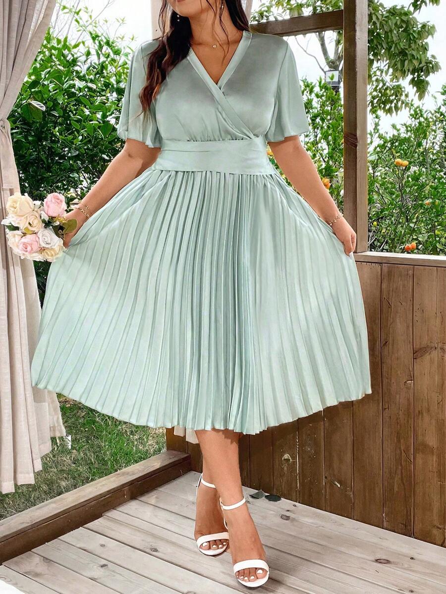 SHEIN Clasi Abito casual con taglie extra grandi di colore solido e scollo a V con orlo plissettato e stringimento in vita per le festività - Menta Verde - Visualizzare 1