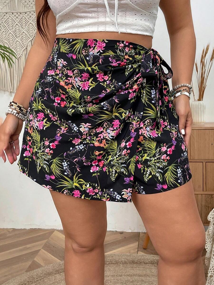 SHEIN VCAY 大尺碼假日半包臀短褲 - 彩色 - 查看 1