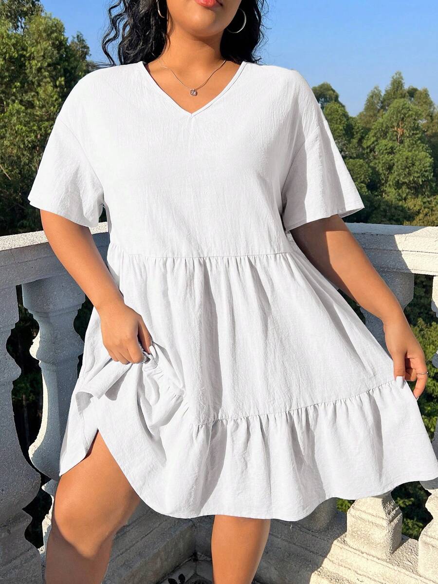 SHEIN EZwear Phụ Nữ Plus Kích Thước Trắng Cotton Vải Dệt Cổ Chữ V Rời Áo Đầm Tay Ngắn Với Lớp Xù Và Chữ A Viền Cho Mùa Hè - trắng - Xem 1