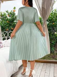 SHEIN Clasi Abito casual con taglie extra grandi di colore solido e scollo a V con orlo plissettato e stringimento in vita per le festività - Menta Verde - Visualizzare 2