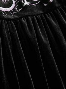 ROMWE Hippie 黑色哥特式星月刺绣天鹅绒吊带连衣裙，下摆不对称 - 黑色 - 查看 4