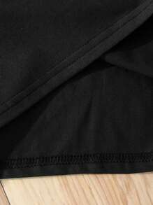 SHEIN Conjunto de 3 piezas para niña joven, fashion de camiseta de manga corta con impresión de dibujos animados de niña linda y shorts (2 piezas por conjunto)