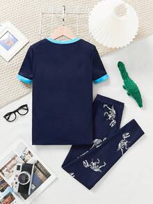 SHEIN Conjunto de pijama cómodo tejido de punto para niño preadolescente con estampado de dinosaurio, ajuste ceñido, mangas cortas y pantalones largos - Azul Marino - Ver 2