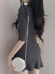 素色方領褶邊荷葉邊連衣裙