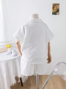 SHEIN Leap Crew Chàng trai trẻ Dễ thương Phù hợp Ngắn tay Áo sơ mi Và Bộ quần short Với Vòng cổ - trắng - Xem 2