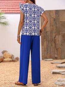 SHEIN LUNE Ensemble de deux pièces, chemise à imprimé aléatoire avec volants et pantalon de couleur unie pour vacances décontractées - Bleu azur - Voir 2