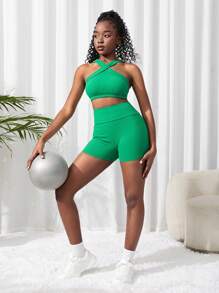 SHEIN Conjunto de yoga deportivo verde para adolescente con parte superior de cuello halter, diseño entrecruzado ajustado de cintura alta y pantalones cortos