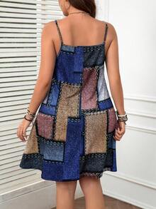 SHEIN LUNE Váy hai dây họa tiết chắp vá hiệu ứng denim có cổ chữ V và dáng chữ A, thiết kế bó eo, hiệu ứng thon gọn, cỡ lớn. - Nhiều màu - Xem 4